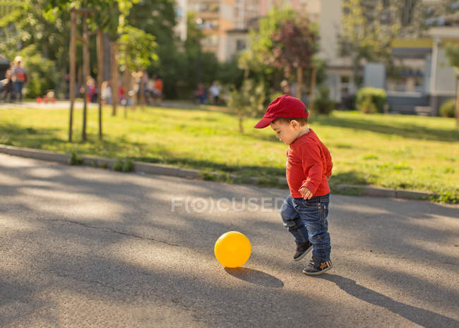 Bebé niño jugando fútbol - foto de stock