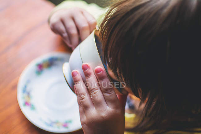 Chica bebiendo taza de té - foto de stock