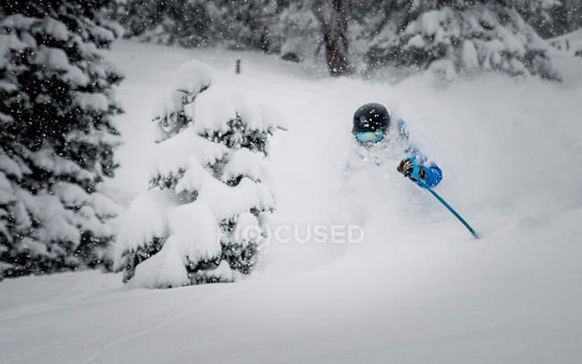 Esquiador masculino disfrutando del esquí en polvo profundo - foto de stock