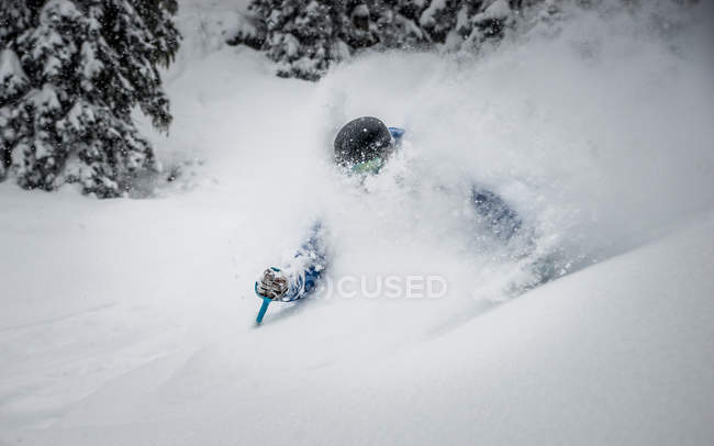 Чоловічий лижник насолоджується глибоким порохом на лижах — стокове фото