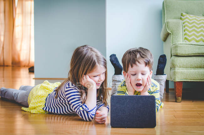 Niños jugando con la tableta - foto de stock