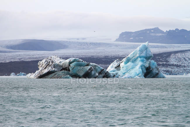 Айсберг плавають у лагуні Joekulsarlon — стокове фото