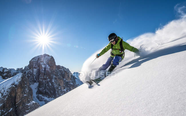 Людина катається на лижах поза трасою — стокове фото