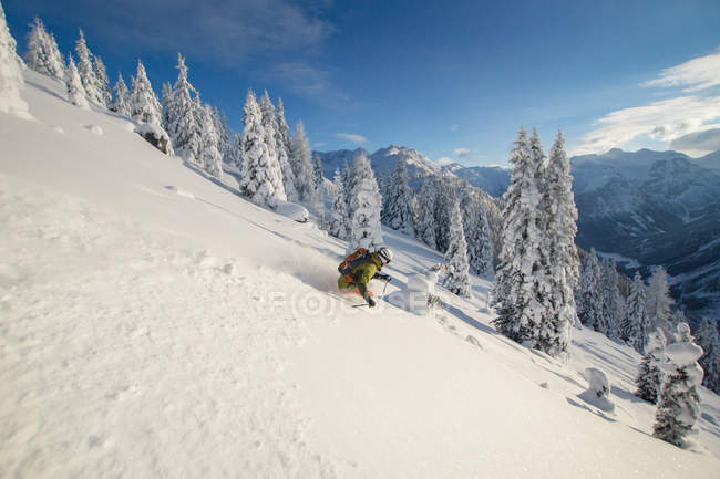 Hombre polvo esquí - foto de stock