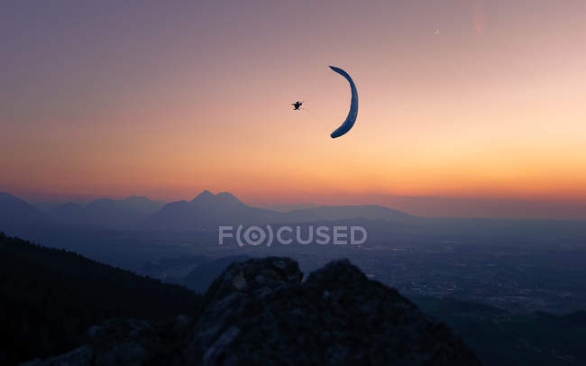 Gleitschirmfliegen bei Sonnenuntergang — Stockfoto