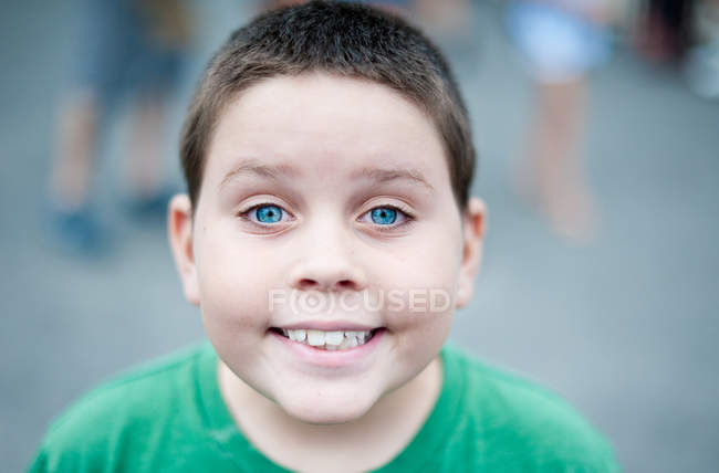 Хлопчик посміхається на камеру — стокове фото