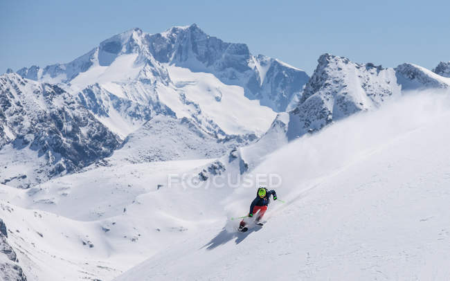 Hombre polvo esquí - foto de stock