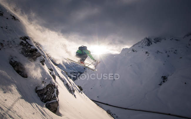 Людина порошку катання на лижах — стокове фото