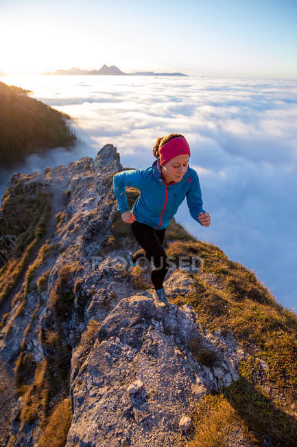 Женщина, бегущая над облаками — стоковое фото