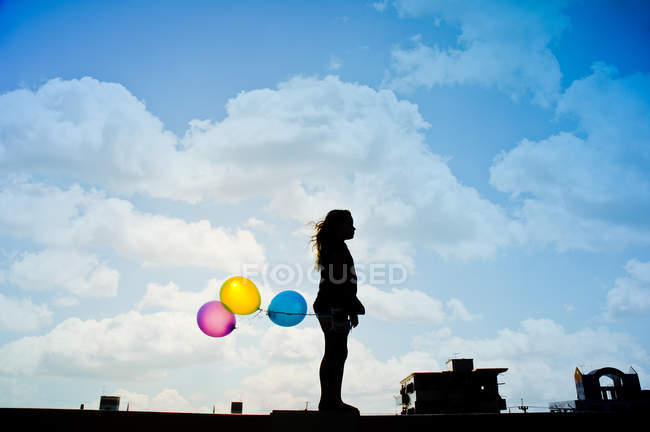 Ragazza adolescente in possesso di palloncini — Foto stock