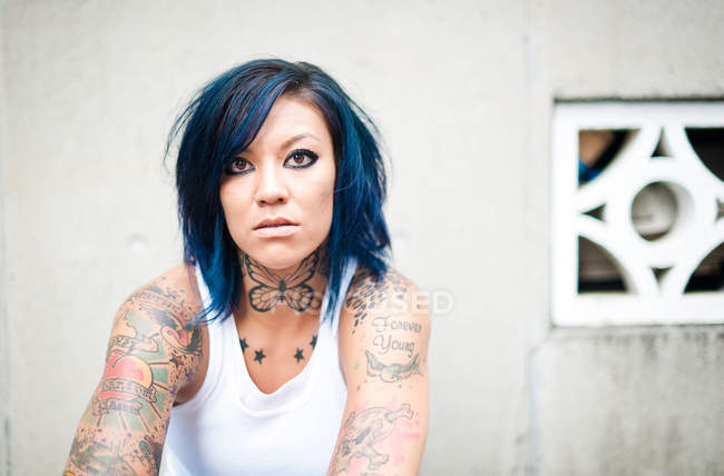 Donna con tatuaggi — Foto stock