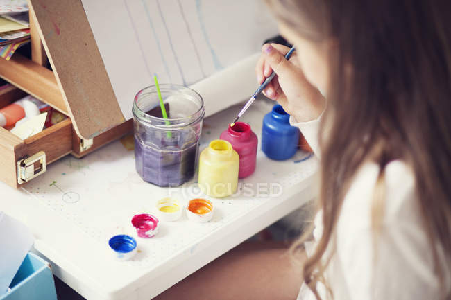 Menina pintura em casa — Fotografia de Stock