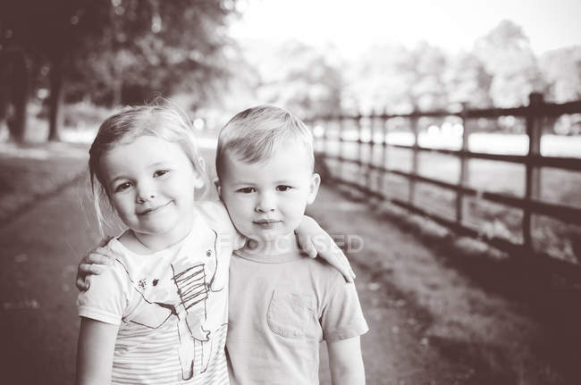 Мальчик и девочка обнимаются — стоковое фото