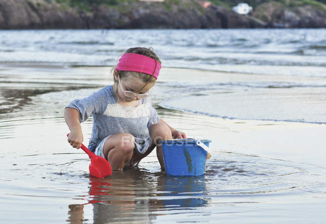 Girl playing on beach — Stock Photo