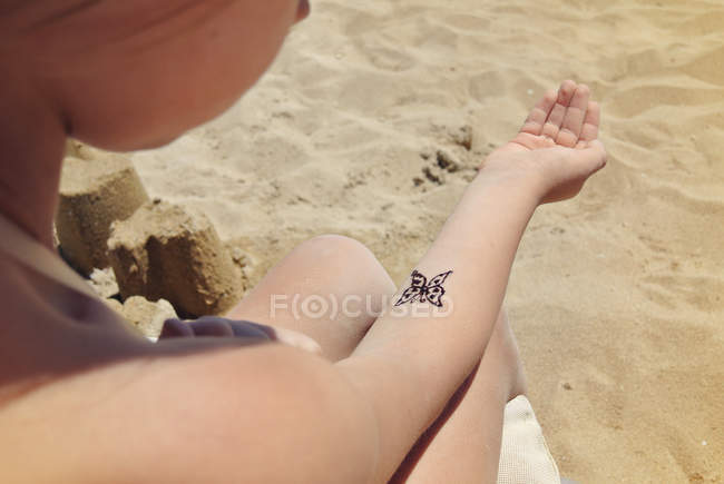 Menina com tatuagem temporária — Fotografia de Stock