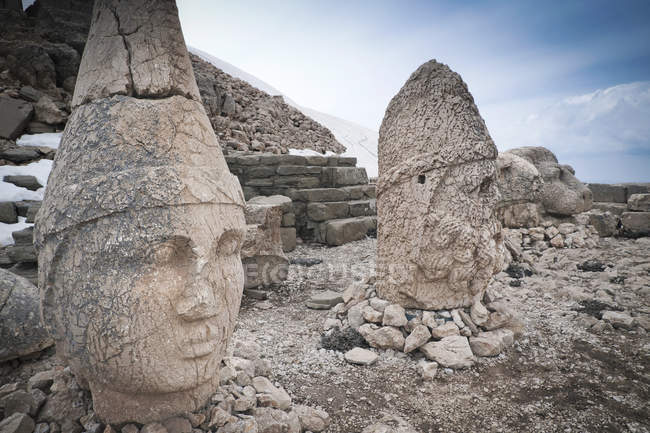 Tallados en piedra en Nemrut Dagi - foto de stock