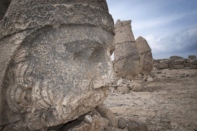 Каменная резьба в Немрут-Даги — стоковое фото