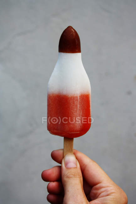 Ragazzo tenendo ghiaccio lolly — Foto stock