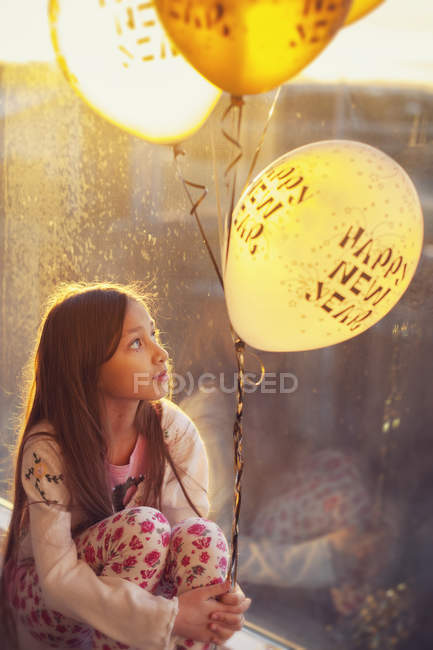 Девушка держит новогодние воздушные шары — стоковое фото