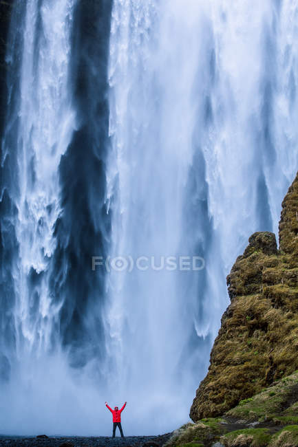 Mann steht am Wasserfall — Stockfoto