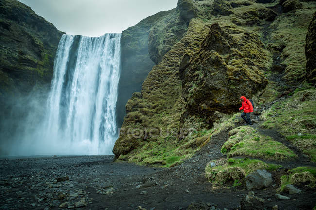 Homem caminhando, Skogafoss, Islândia — Fotografia de Stock