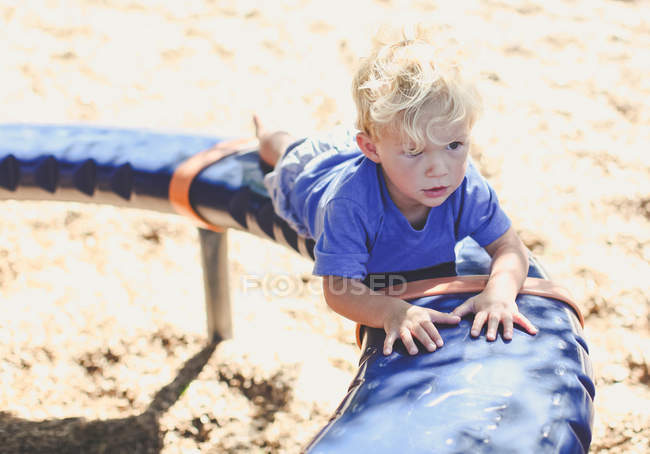 Menino loiro no parque infantil — Fotografia de Stock