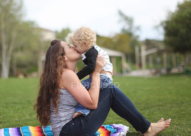 Madre e hijo besándose - foto de stock