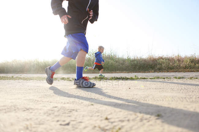 Zwei Jungen rennen ins Freie — Stockfoto