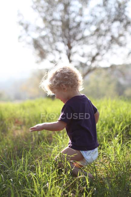 Junge spielt im Gras — Stockfoto