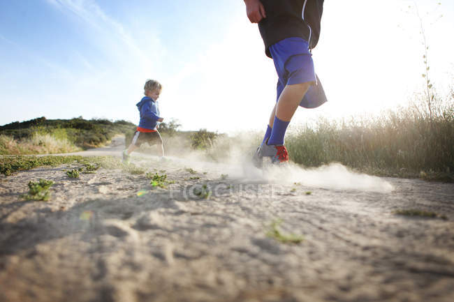 Два мальчика бегут на улицу — стоковое фото