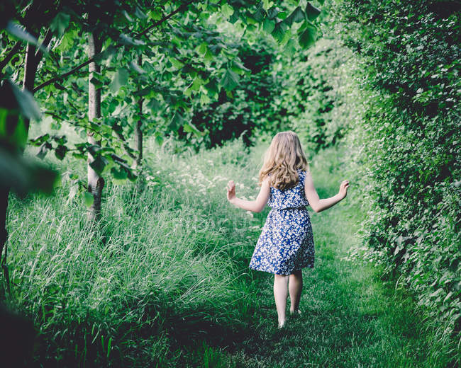 Menina caminhando pela floresta — Fotografia de Stock