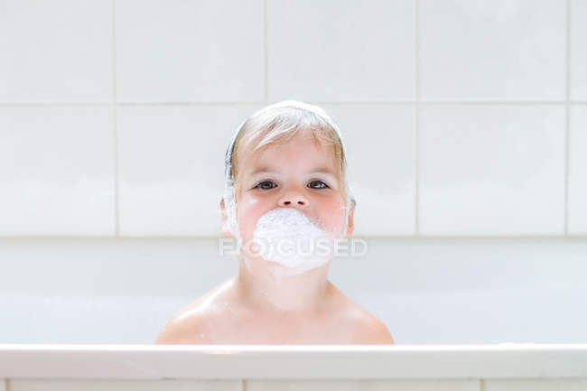 Mädchen im Bad mit Blase — Stockfoto