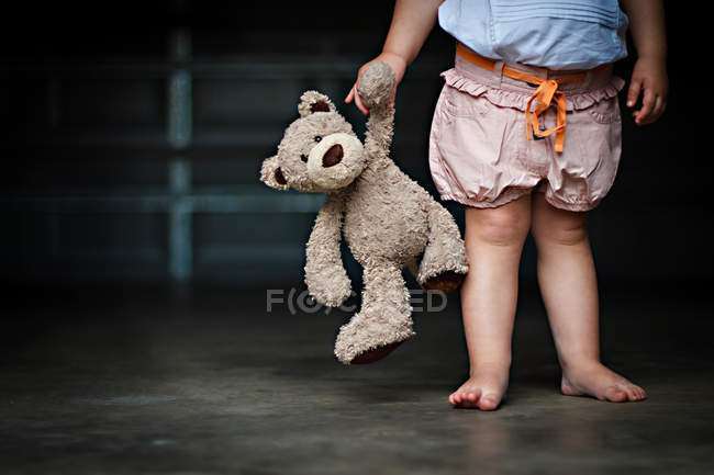 Дівчина тримає плюшевого ведмедя — стокове фото
