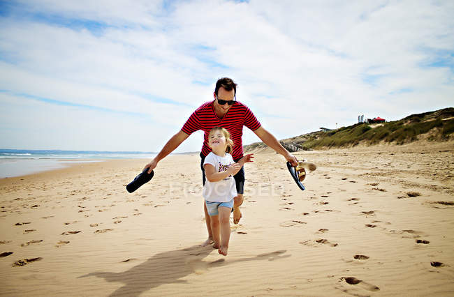 Отец и дочь на пляже — стоковое фото