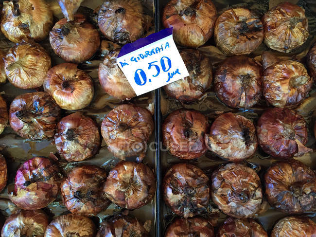 Cipolle arrosto sul mercato — Foto stock