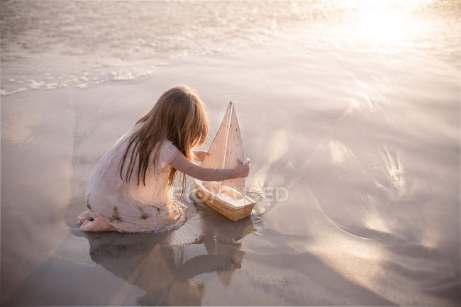 Mädchen spielt mit Boot — Stockfoto