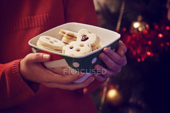 Женщина держит миску с печеньем — стоковое фото