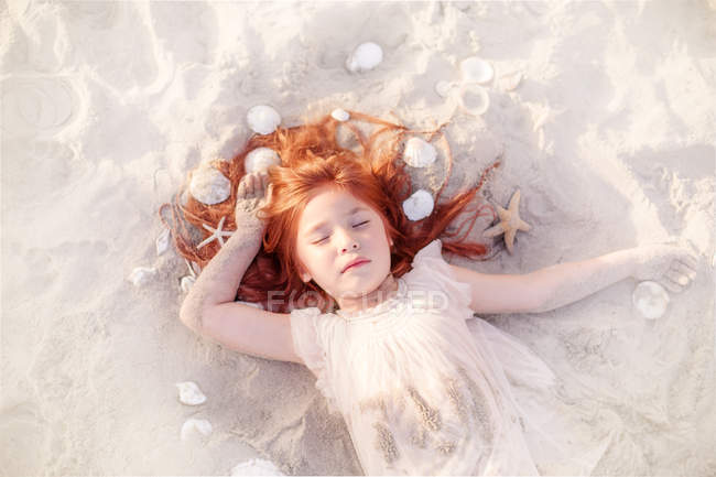 Ragazza che dorme sulla spiaggia — Foto stock