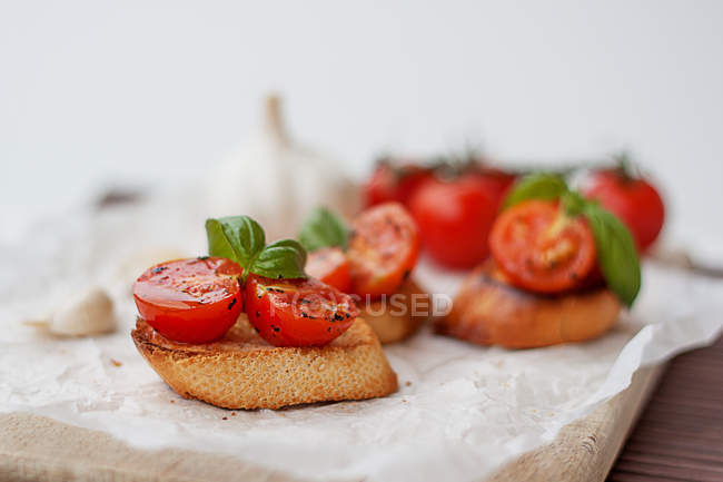 Baguettes con tomates cherry - foto de stock