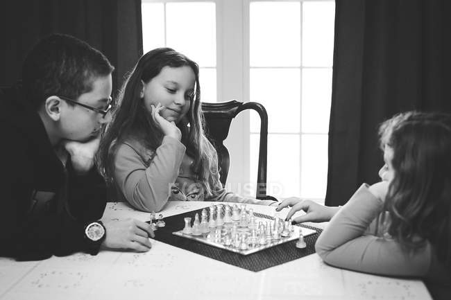 Hildren a jogar xadrez — Fotografia de Stock