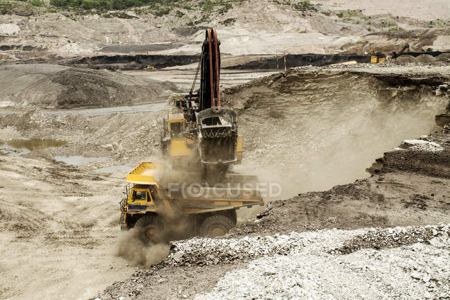 Escavatore al lavoro in una miniera a cielo aperto — Foto stock