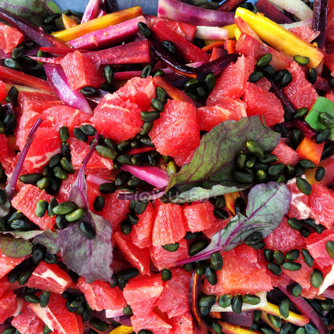 Salada de melancia com folhas — Fotografia de Stock