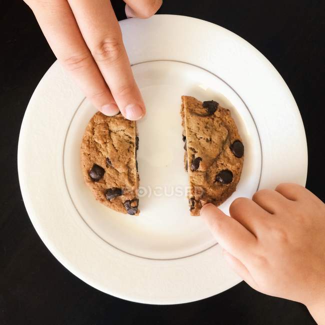 Personnes partageant biscuit au chocolat — Photo de stock