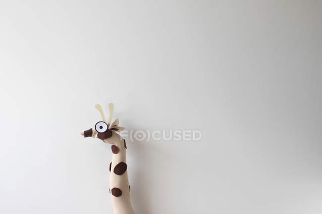 Jirafa marioneta artesanal - foto de stock