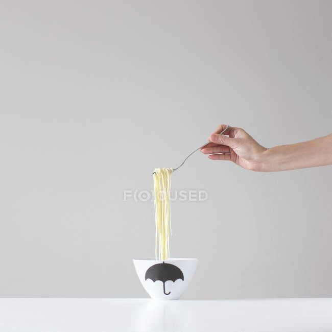Рука тримає вилку спагеті — стокове фото