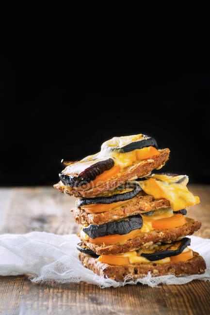 Сэндвич с баклажаном — стоковое фото