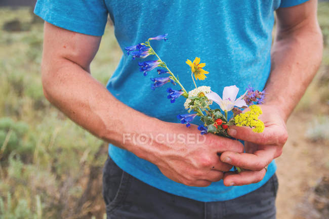 Man holding flowers — Stock Photo