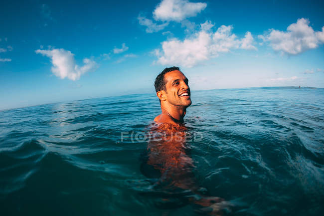 Portrait d'un homme souriant dans l'océan — Photo de stock