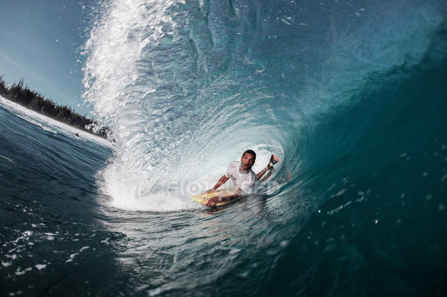 Bodyboarder chevauchant une onde tubulaire — Photo de stock