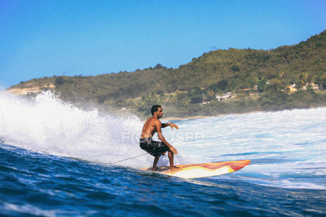 Surfer riding wave — Stock Photo